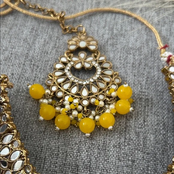 Elegant Gold and Yellow Jewelry Set Indian Jewelry set yellow color - Picture 4 of 5